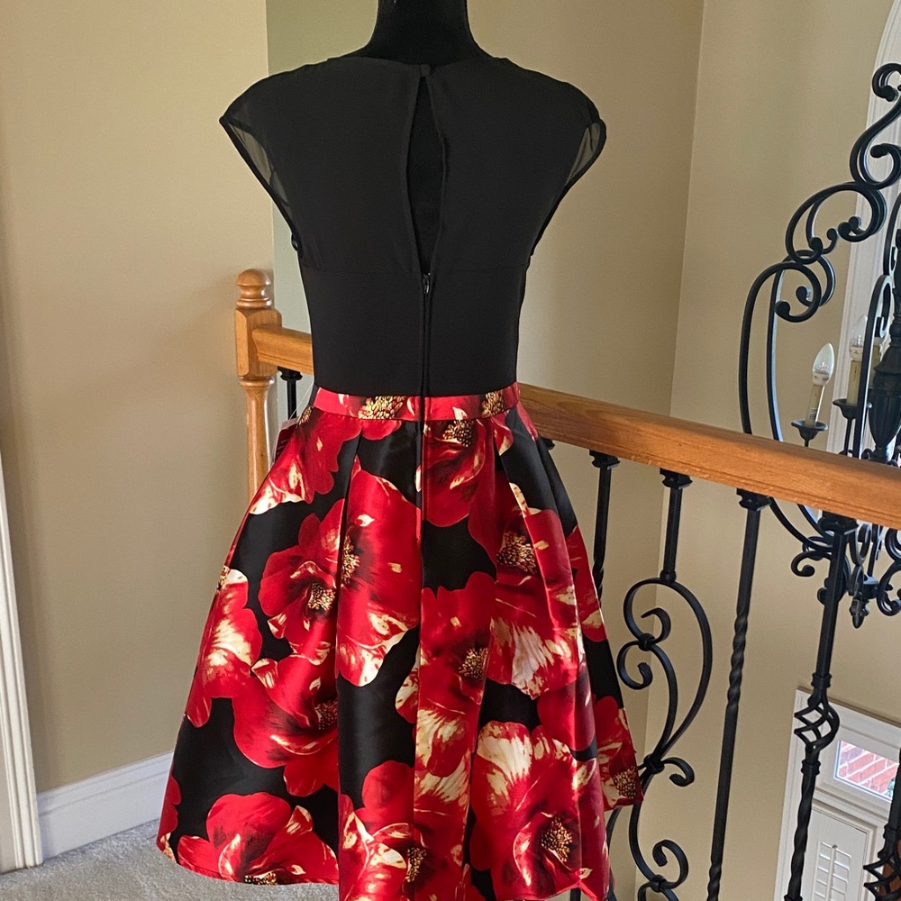 Floral Black and Red Skirt - Picture 5 of 8